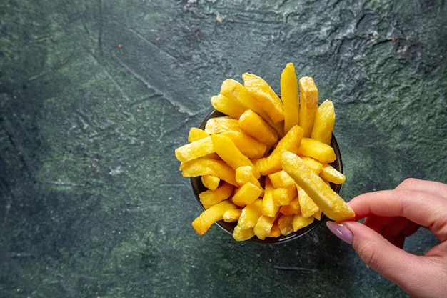 Vista dall'alto patatine fritte sulla superficie scura