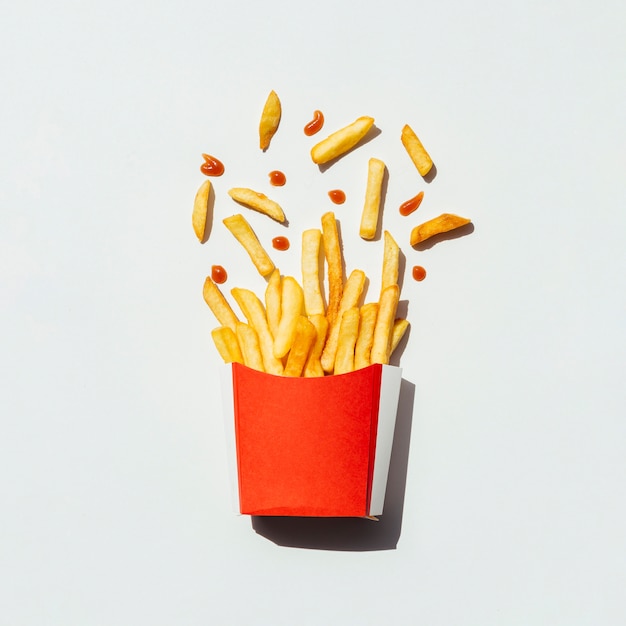 Foto vista dall'alto patatine fritte in una scatola rossa