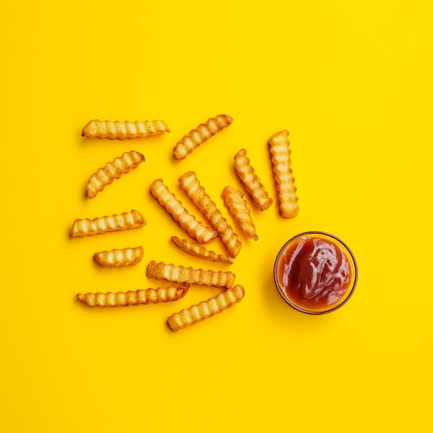 Foto vista dall'alto patatine fritte con ketchup