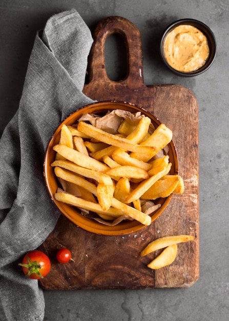 Foto vista dall'alto di patatine fritte con senape