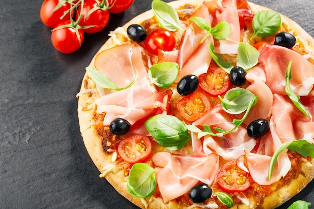 Foto vista dall'alto della pizza appetitosa fresca sul buio