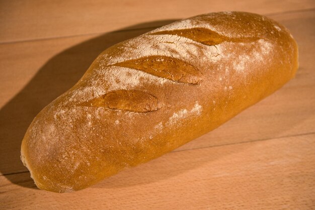 вид сверху на свежий хлеб на деревянном столе