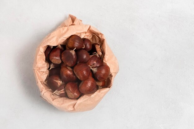 Vista dall'alto di castagne fresche su sfondo grigio neutro con copia spazio