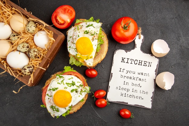 вид сверху свежие яйца в коробке с яичными бутербродами на темном фоне фото еда еда завтрак цвет животных утренний чай