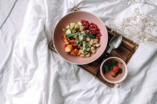 Photo top view of fresh fruits on a pink plate