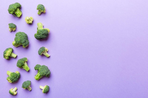 컬러 배경에 신선한 녹색 브로콜리 야채 브로콜리 양배추 머리 건강 또는 채식 음식 개념 평면 누워 복사 공간 상위 뷰