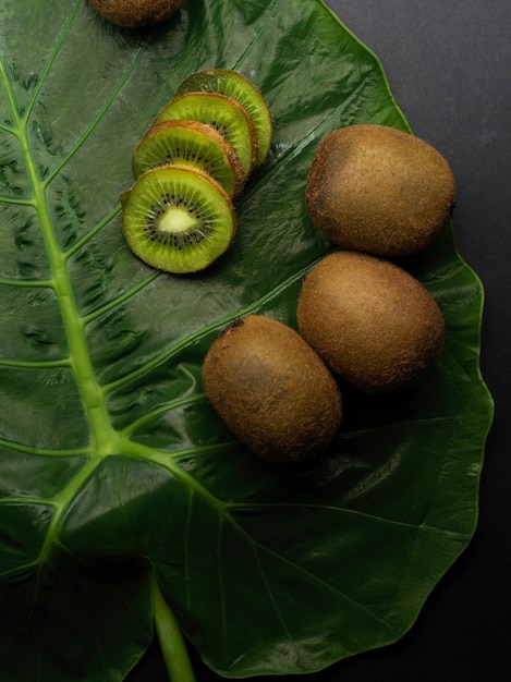 Top view of fresh kiwi fruits on green leaf on the table