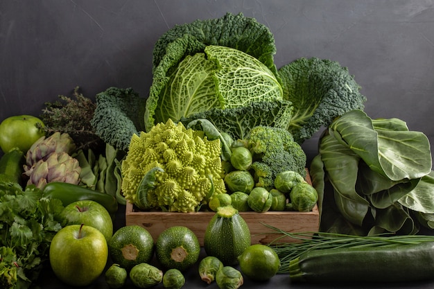 緑色の新鮮な有機野菜の平面図です。さまざまな季節の健康的な食事のコンセプト。有機農業、農業、ショッピング