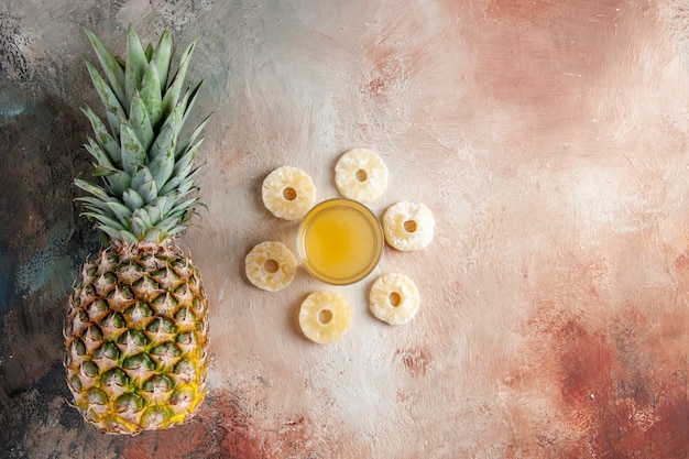 Vista dall'alto ananas fresco ananas secco anelli di succo su sfondo beige copia posto