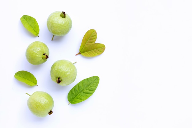 Photo top view of fresh ripe guava with leaves .