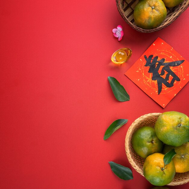 Photo top view of fresh ripe tangerine mandarin orange with fresh leaves. chinese lunar new year fruit concept, the chinese word means spring.