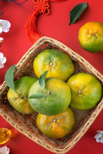Вид сверху свежего спелого мандарина мандарина со свежими листьями. Китайское лунное новогоднее понятие фруктов, китайское слово означает весну.