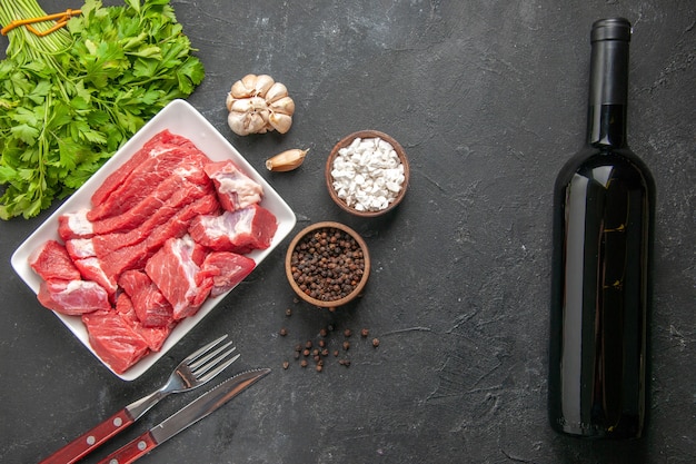 Vista dall'alto carne fresca affettata con verdure e condimenti