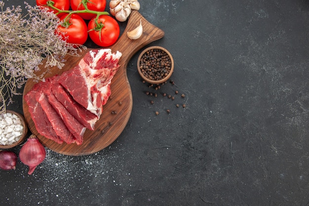 Vista dall'alto carne fresca affettata con pomodori rossi red