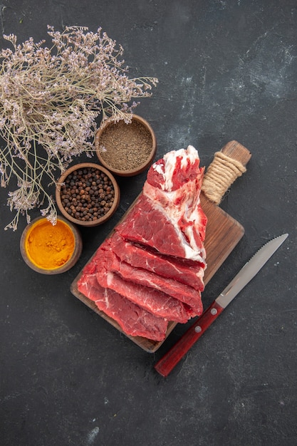 Vista dall'alto carne fresca affettata con condimenti