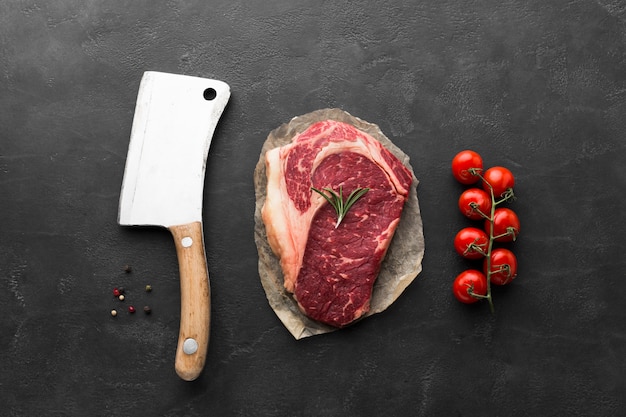 Foto vista dall'alto bistecca fresca con coltello e pomodorini