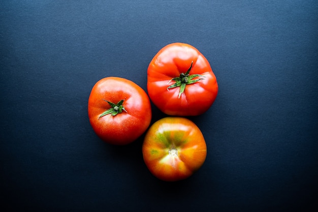 暗い背景に新鮮なトマトのトップビュー健康で自然な食品のコンセプト