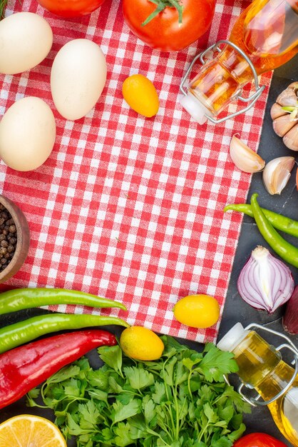 トップビュー暗い背景に緑と卵と新鮮な野菜カラー写真ダイエット食品サラダ食事スナックランチ健康