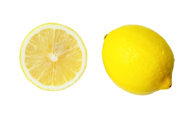 白い背景に半分隔離されたいくつかの滴と新鮮な黄色いレモンの果実のトップビュー