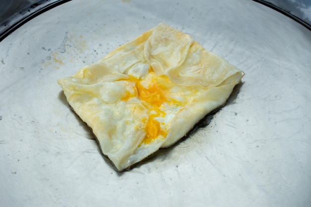 Vista dall'alto del delizioso roti topping fritto con messa a fuoco selettiva dell'uovo