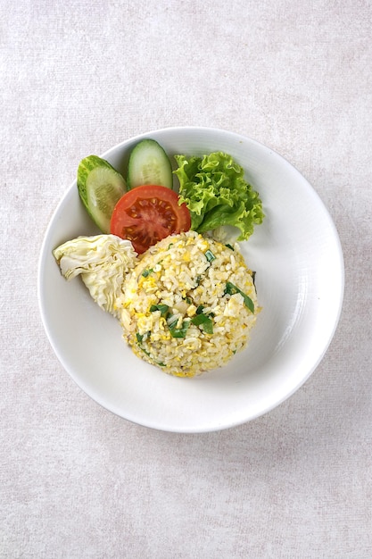 Photo top view of fried rice from indonesia spicy food with chicken lettuce