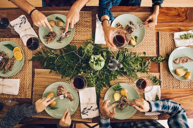 Vista superiore degli amici che hanno una cena