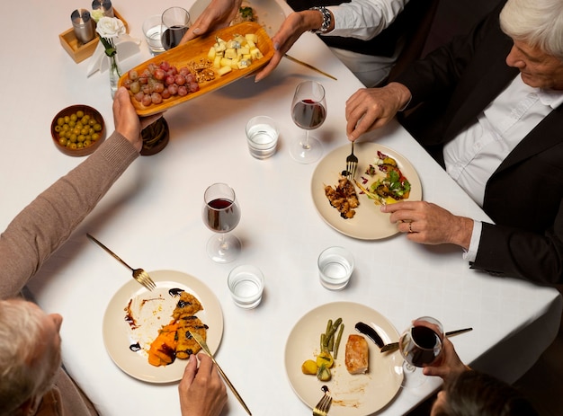 Foto top view amici che pranzano in un ristorante di lusso