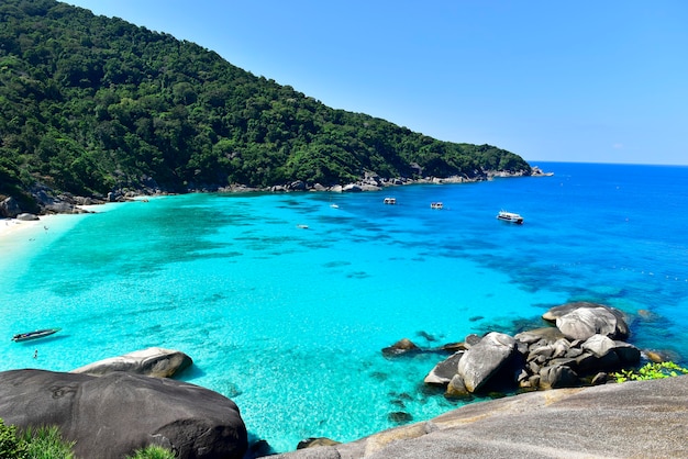 Vista dall'alto dalla collina dell'isola di similan in thailandia, la spiaggia è spesso visitata da immersioni e snorkeling alle similan