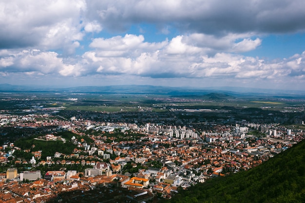 ルーマニアのブラショフ市の山からのトップビュー