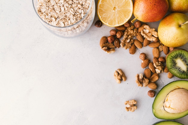 La prima colazione di frutta e noci di vista superiore con lo spazio della copia