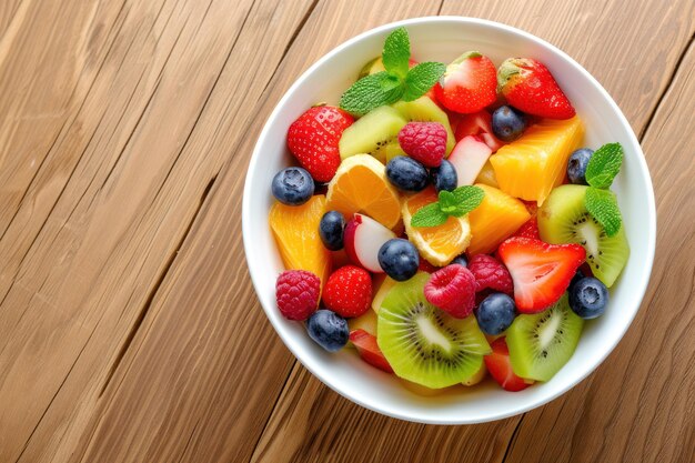 top view fruit salade op een witte schaal op een bruine tafel