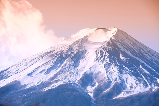 雪の富士山のトップビューは夕暮れのカラフルな空でトップをカバー