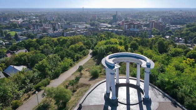 Вид сверху на беседку и дома в городе Полтава