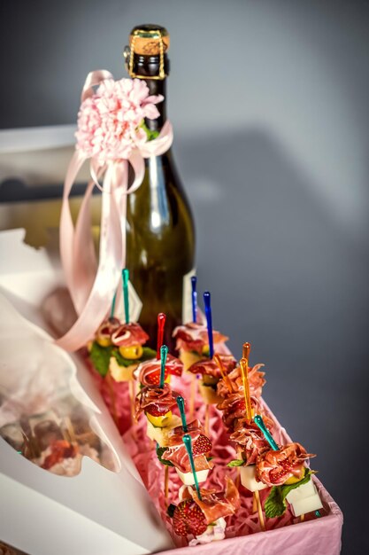 선물 상자와 맛있는 사탕 스낵 과자 와인과 초콜릿 조각의 위쪽 전망
