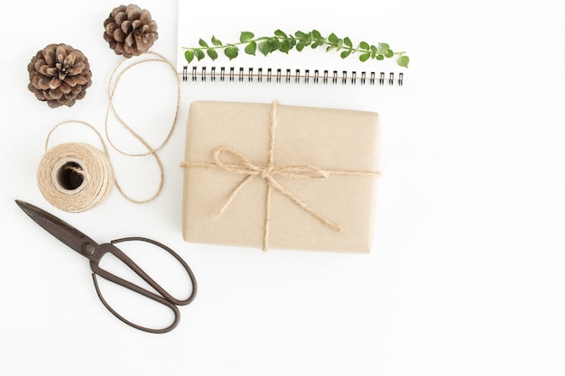 흰색 상단보기 선물 상자 및 액세서리, 흰색 바닥에 수제 선물 포장