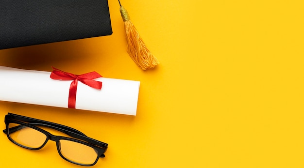 Photo top view of glasses with academic cap and diploma