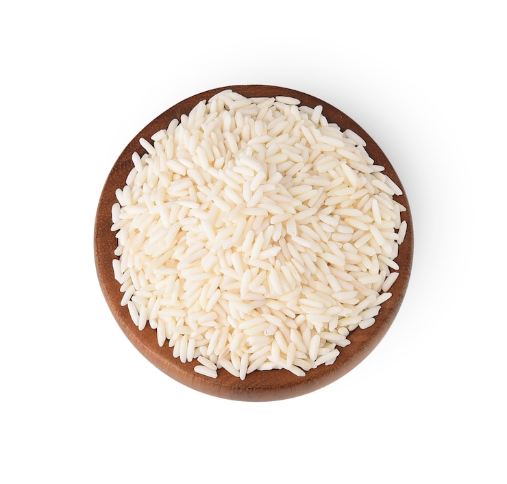 Photo top view of glutinous rice in a wooden bowl.