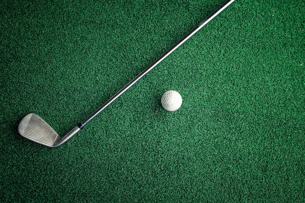 ゴルフクラブとゴルフコースのボールの上面図。