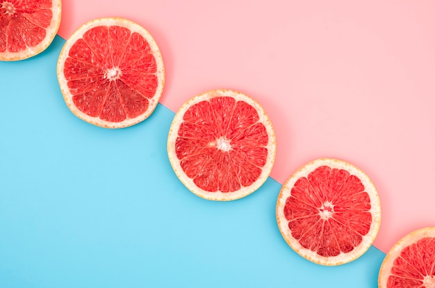 Photo top view grapefruit slices on table