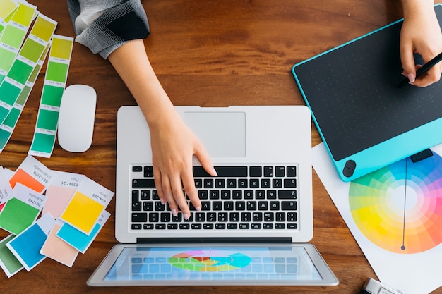 Photo top view of graphic designer at desk