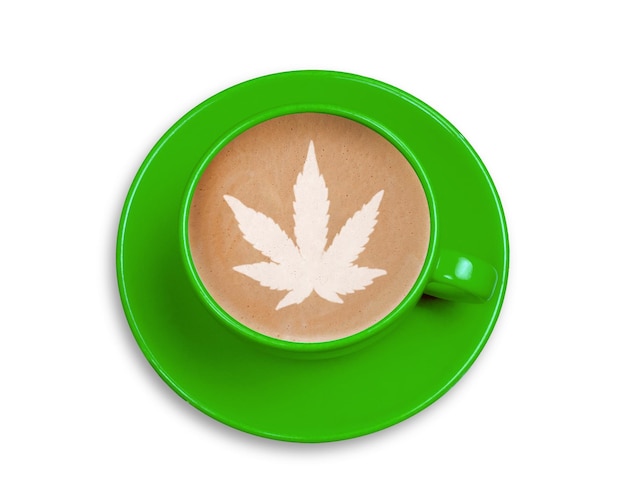 Верхний вид зеленой чашки с кофе с лате искусством листья каннабиса, изолированного на белом фоне