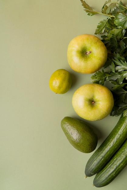 写真 トップビューの緑の果物と野菜のコピースペース