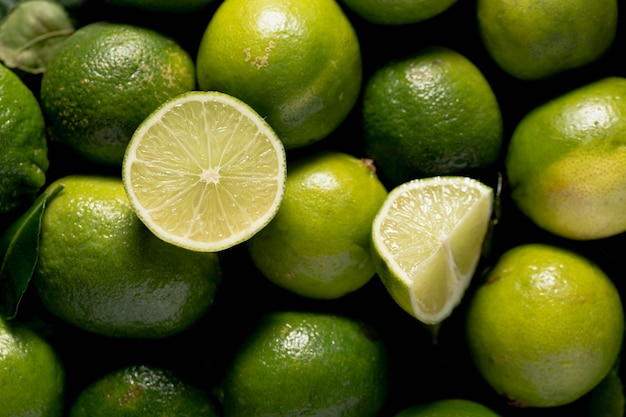 Photo top view of green limes