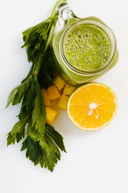 Photo top view green smoothie in glass with lemon