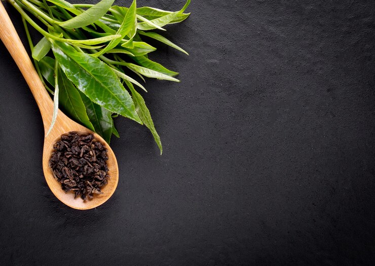 木製の表面のボウルに緑茶抹茶の上面図