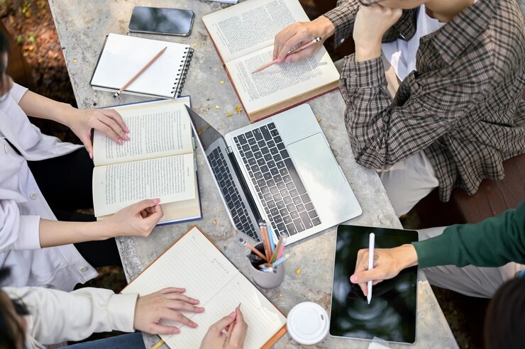 Photo 学校のプロジェクトを行う宿題をしている大学生のグループの平面図