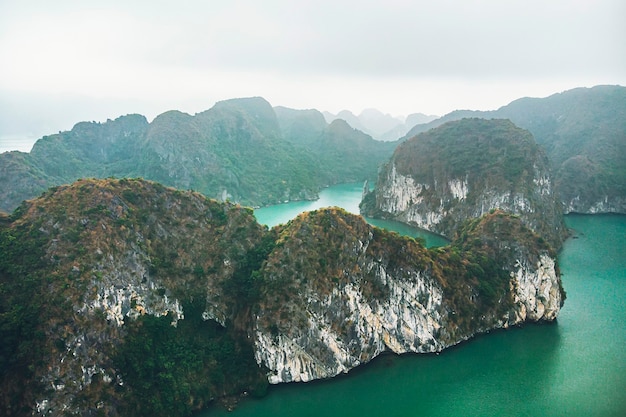 Вид сверху на залив Халонг Вьетнам. Красивый морской пейзаж со скалами и морем. Экзотическая природа Юго-Восточной Азии.