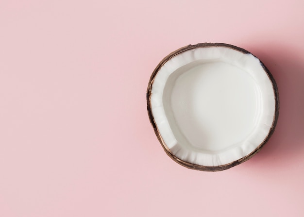 Photo top view halved coconut fruit