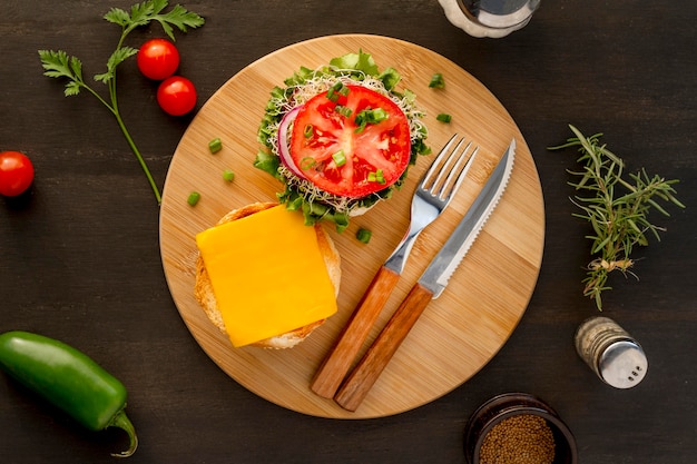 Photo top view hamburger and cutlery