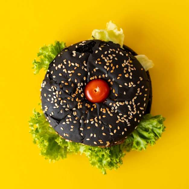 Photo top view hamburger with yellow background